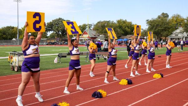 Cheerleaders with Yotes signs